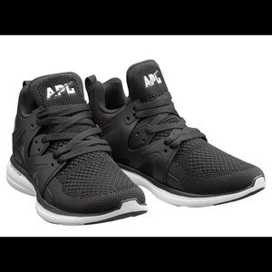 Women’s APL Ascend sneakers Black/white, size 8.5